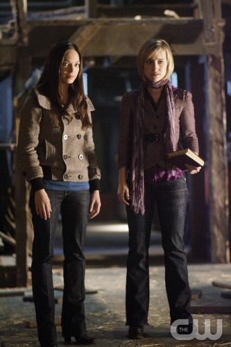 TheCW Staffel1-7Pics_265.jpg - "Traveler" -- Pictured (l-r) Kristin Kreuk as Lana Lang and Allison Mack as Chloe Sullivan in SMALLVILLE on The CW Network. Photo: Michael Courtney/The CW © 2008 The CW Network, LLC. All Rights Reserved.
